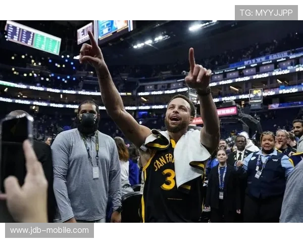 关键时刻库里力挽狂澜年轻球员抓住机会上演团队逆转胜利好戏 关键时刻库里力挽狂澜年轻球员抓住机会上演团队逆转胜利好戏